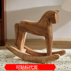 地中海風の馬の木馬のデスクトップは家の装飾の松木を飾って馬の工芸品の馬を振って成功の置物に着きます。