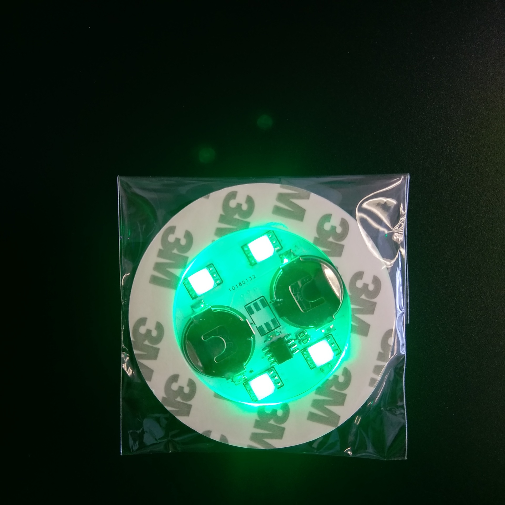 El fabricante produce pegatinas luminosas para vasos con 4 luces, pegatinas intermitentes para botellas de cócteles, posavasos LED impermeables, esponja de 6 cm, gran venta transfronteriza.