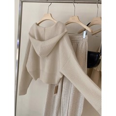 ミルクのフフと帽子の柔らかいモチモチのセーターのコートの女性の早秋のデザイン感の小さい大衆の短いタイプの怠惰なニットのカーディガンの上着の厚いです。