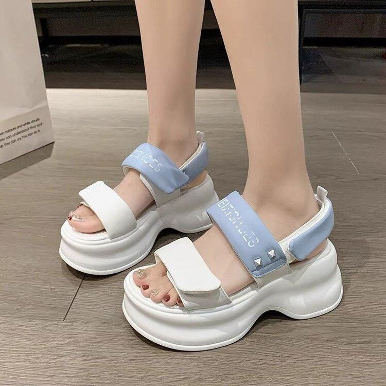 2026 nuevo estilo de verano muffin suave fondo grueso estilo deportivo casual con temperamento versátil sandalias para mujeres
