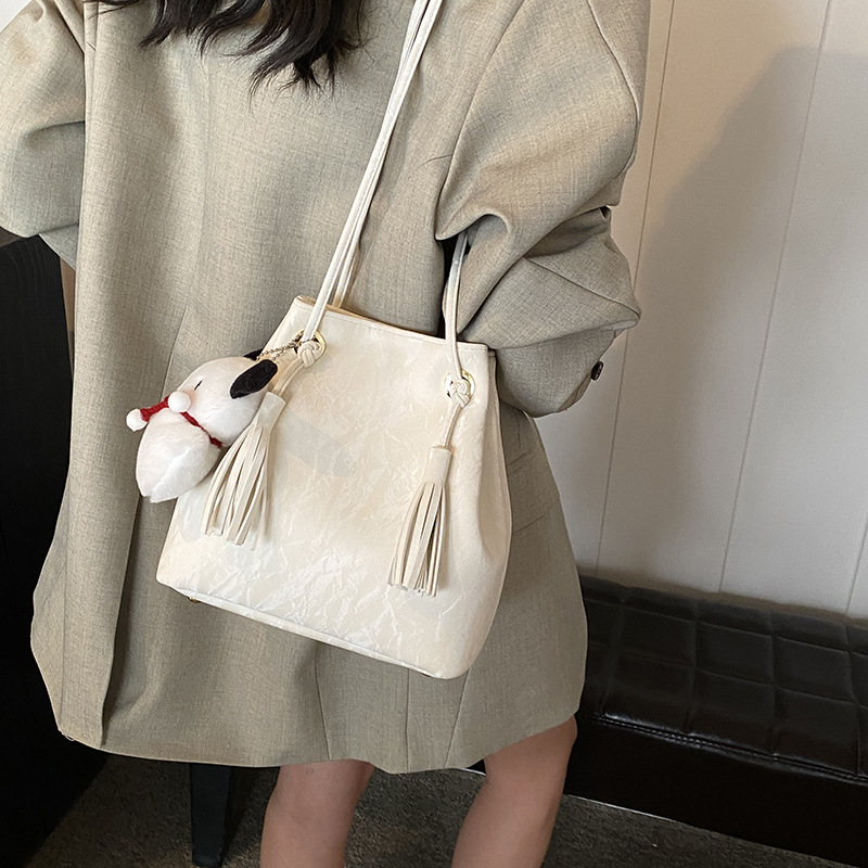 Diseño de nicho de bolsos de tendencia universal mujeres 2024 primavera y verano nuevo simple bolso de hombro de alta calidad bolso de cubo casual