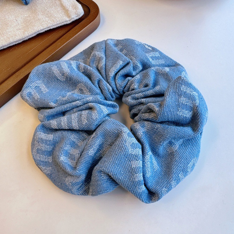 アルファベットの蝶結びのカチューシャは顔の小さいカチューシャを見せます。