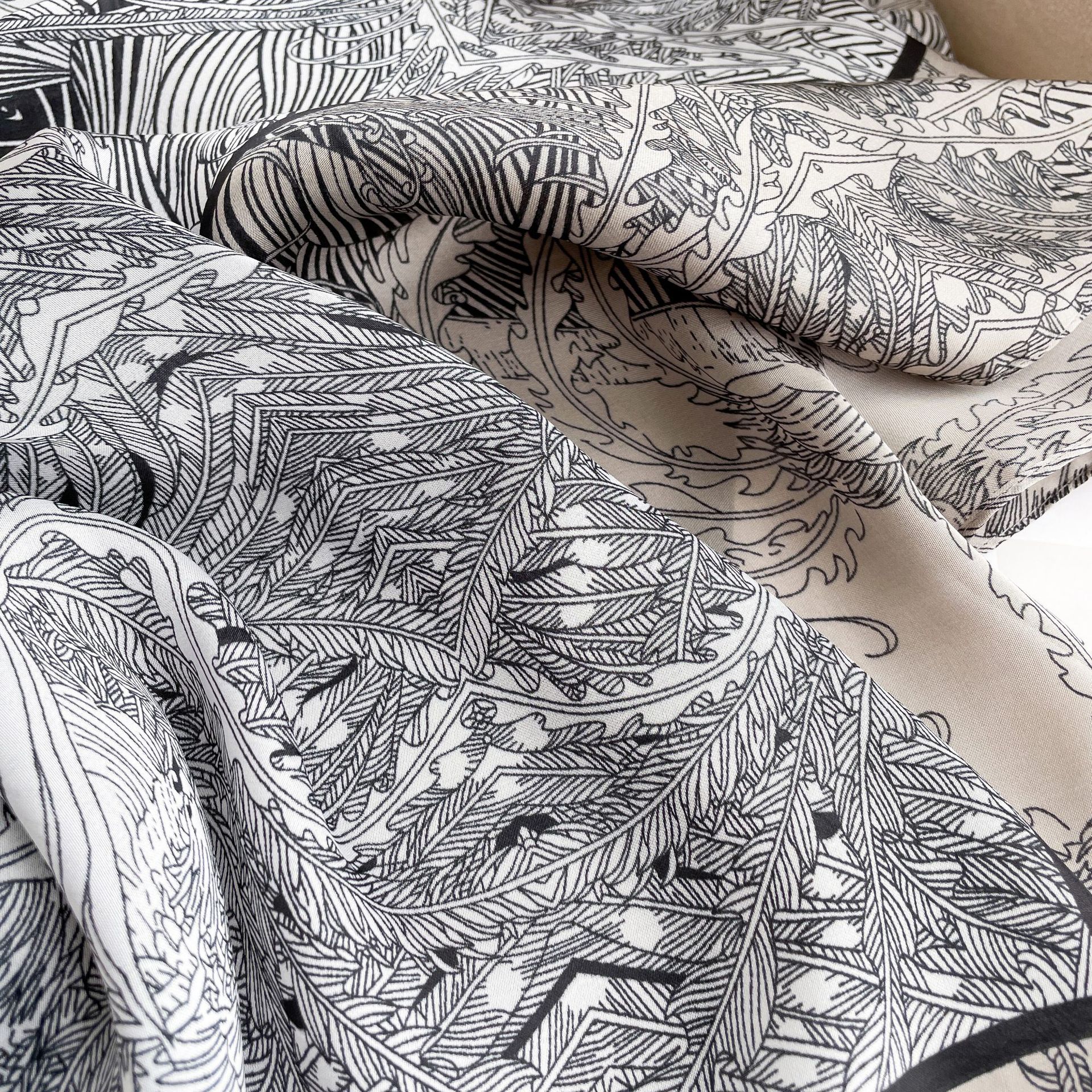 Women's Retro Classic Style Printing Satin Silk Scarf display picture 4