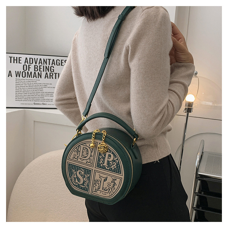 2023 Autumn New Live Broadcast Good Large Capacity Women's Single Shoulder Crossbody Bag Letter Retro Wide Shoulder Strap Bag for Women_voghion.com