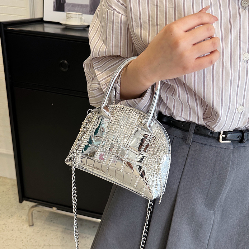 Nicho diseño bolso de hombro para las mujeres 2023 nuevo de alta calidad borla rhinestone bolsa de mensajero Portátil Bolsa de concha bolsas
