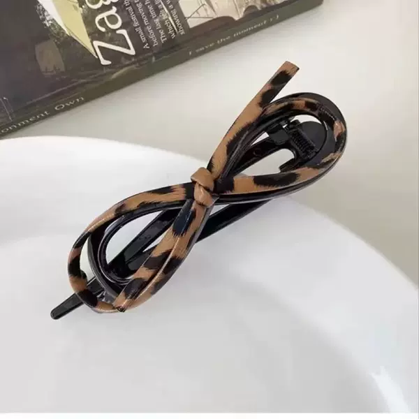 Twist clip + leopard print