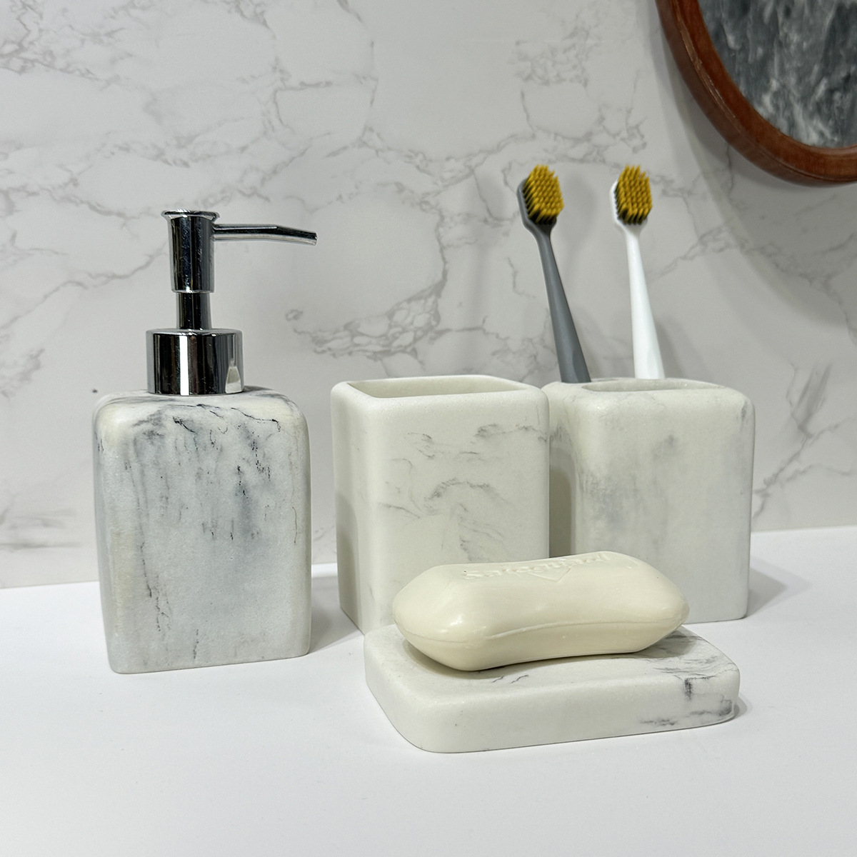 Taza de enjuague bucal de mármol Juego de baño Botella de prensa de resina Juego para el hogar Juego de cuatro piezas de almacenamiento de baño de hotel