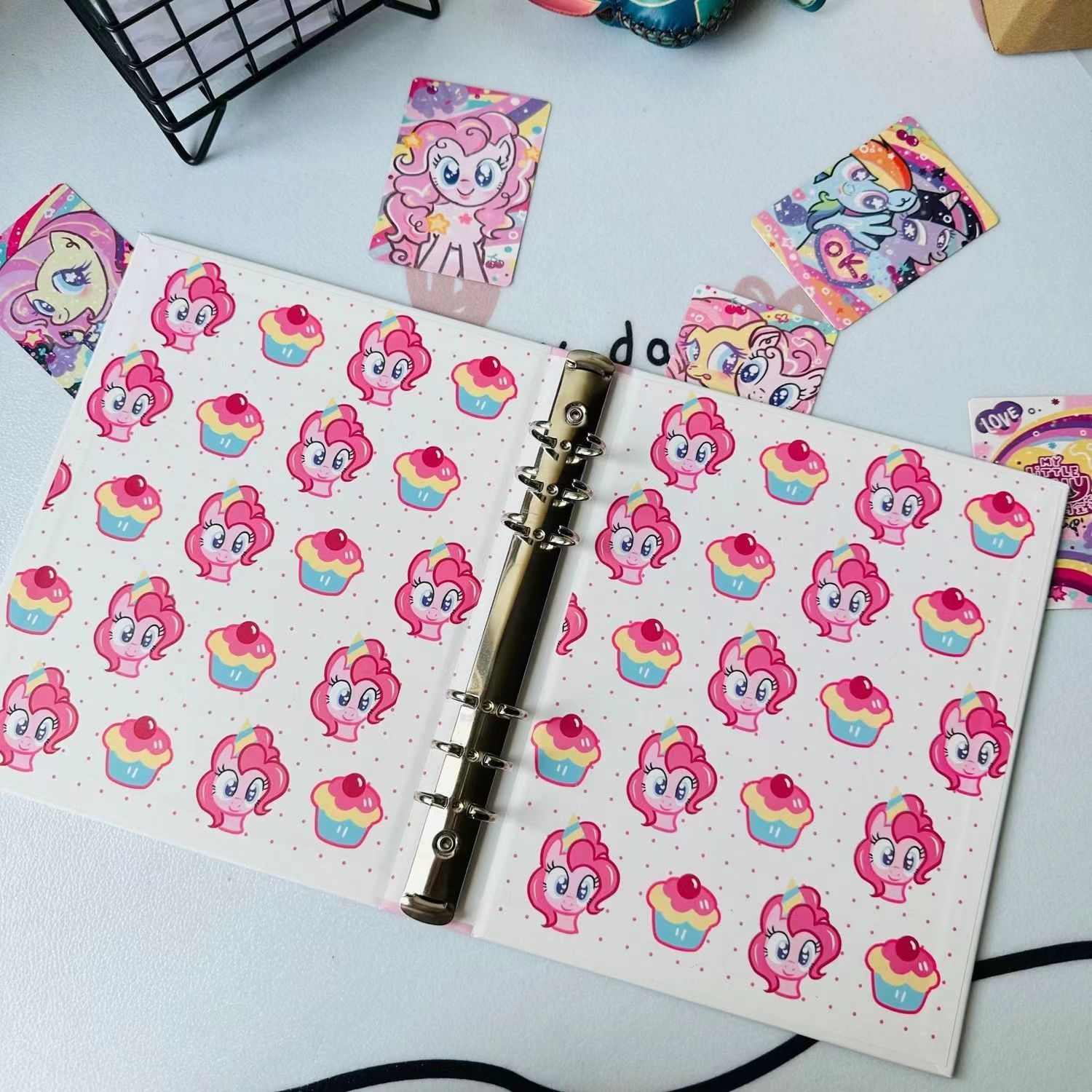 Xiaohongshu mismo estilo Xiaoma Baoli A5 libro de tarjetas de hojas sueltas estudiante cuatro cuadrículas superduras shell persiguiendo estrellas libro de tarjetas de almacenamiento