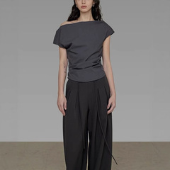 UNSPOKE シンプルな非対称オフショルダー Tシャツ女性のための 2025 夏の新しいスタイルのプリーツスリムフィットオフショルダートップ