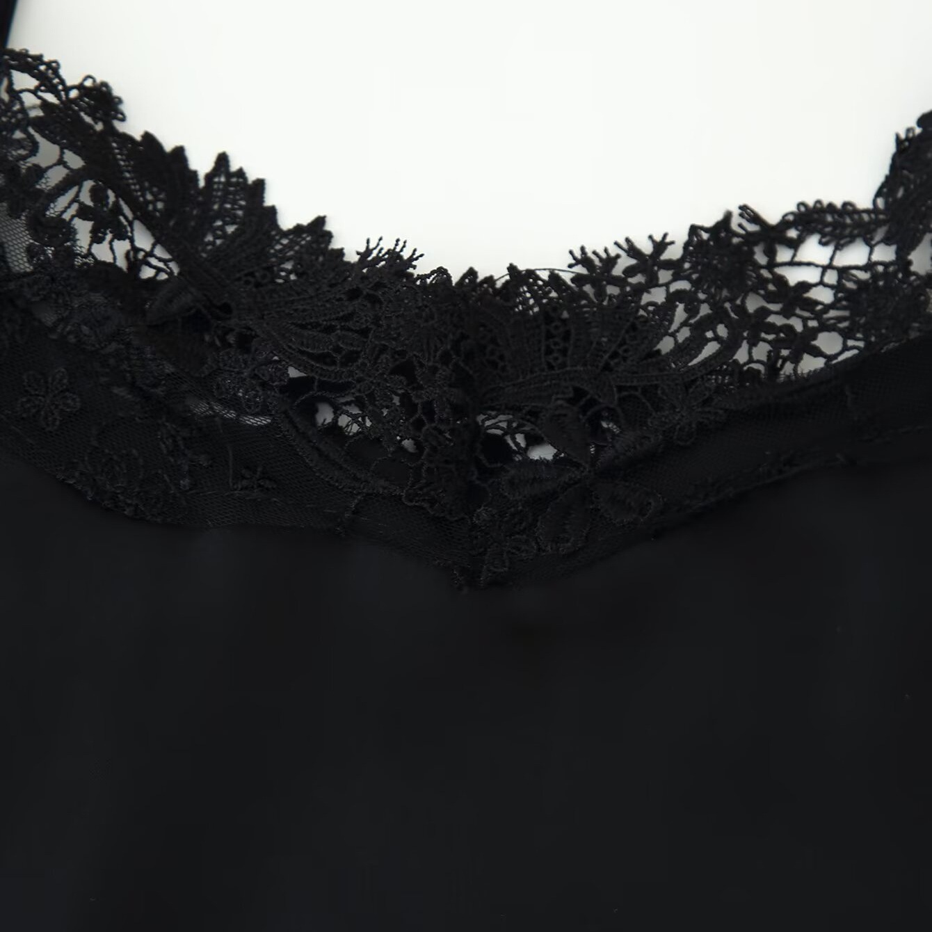 GraceChic Collection Automne 2025 Nouvelle Mode Européenne et Américaine Ensemble de Lingerie Femme en Satin de Soie Texturé Haut et Short_voghion.com