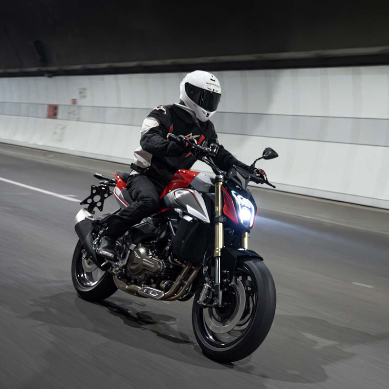 Auténtico Qianjiang Chase 550cc Guo Si Injección eléctrica puede montar en la marca de motocicleta de dos ruedas refrigerada por agua ABS + TCS ahorro de combustible