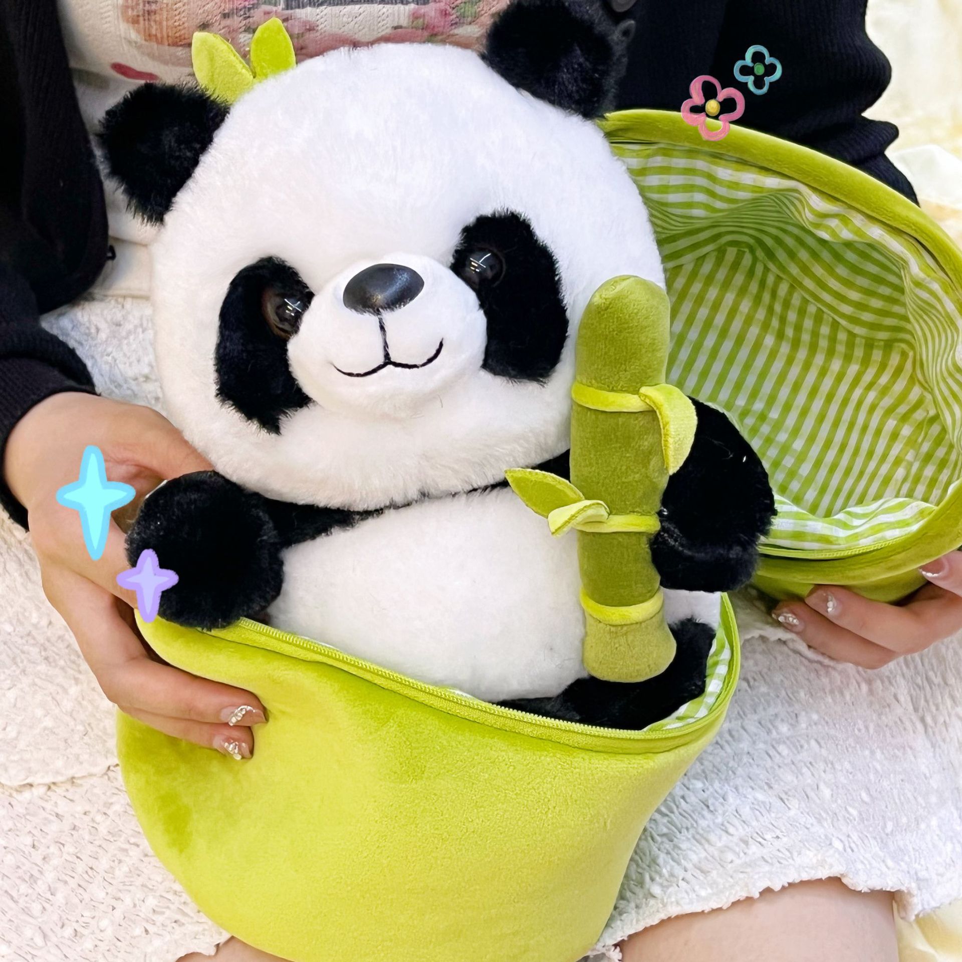 Panda de peluche con bambú y flores (juguete para niños) image 3