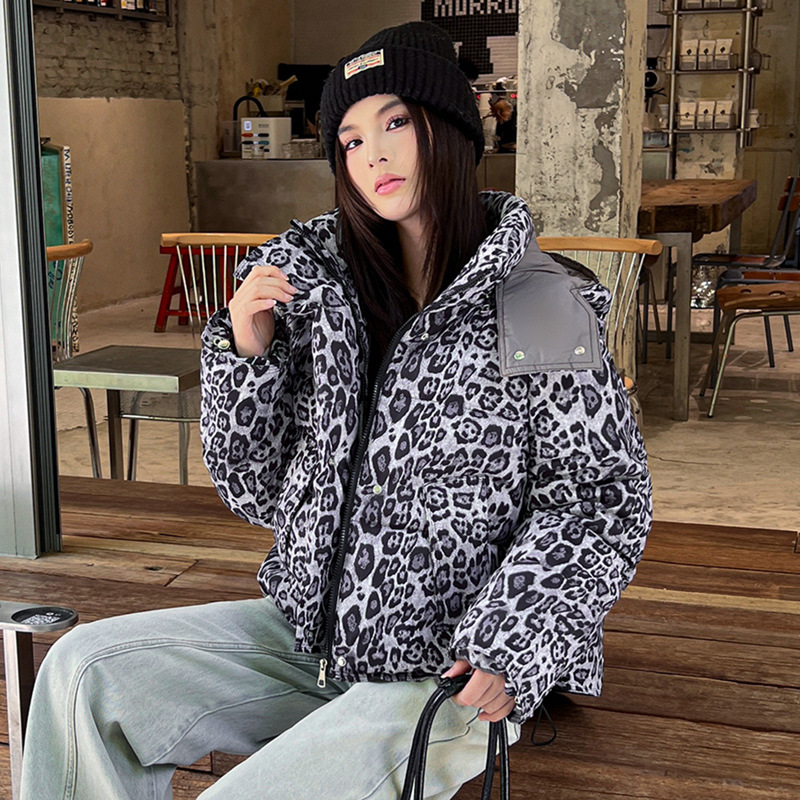 Transfronterizo 2025 otoño y invierno nuevo modelo europeo y americano leopardo abrigo de algodón mujer gruesa chaqueta corta con capuz abrigo de plumón