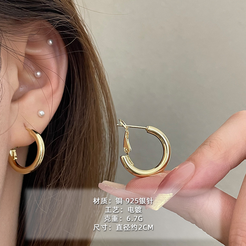 2025 nuevo estilo verano de moda anillo plateado círculo negro círculo fino temperamento europeo y americano aretes dorados de todo fósforo