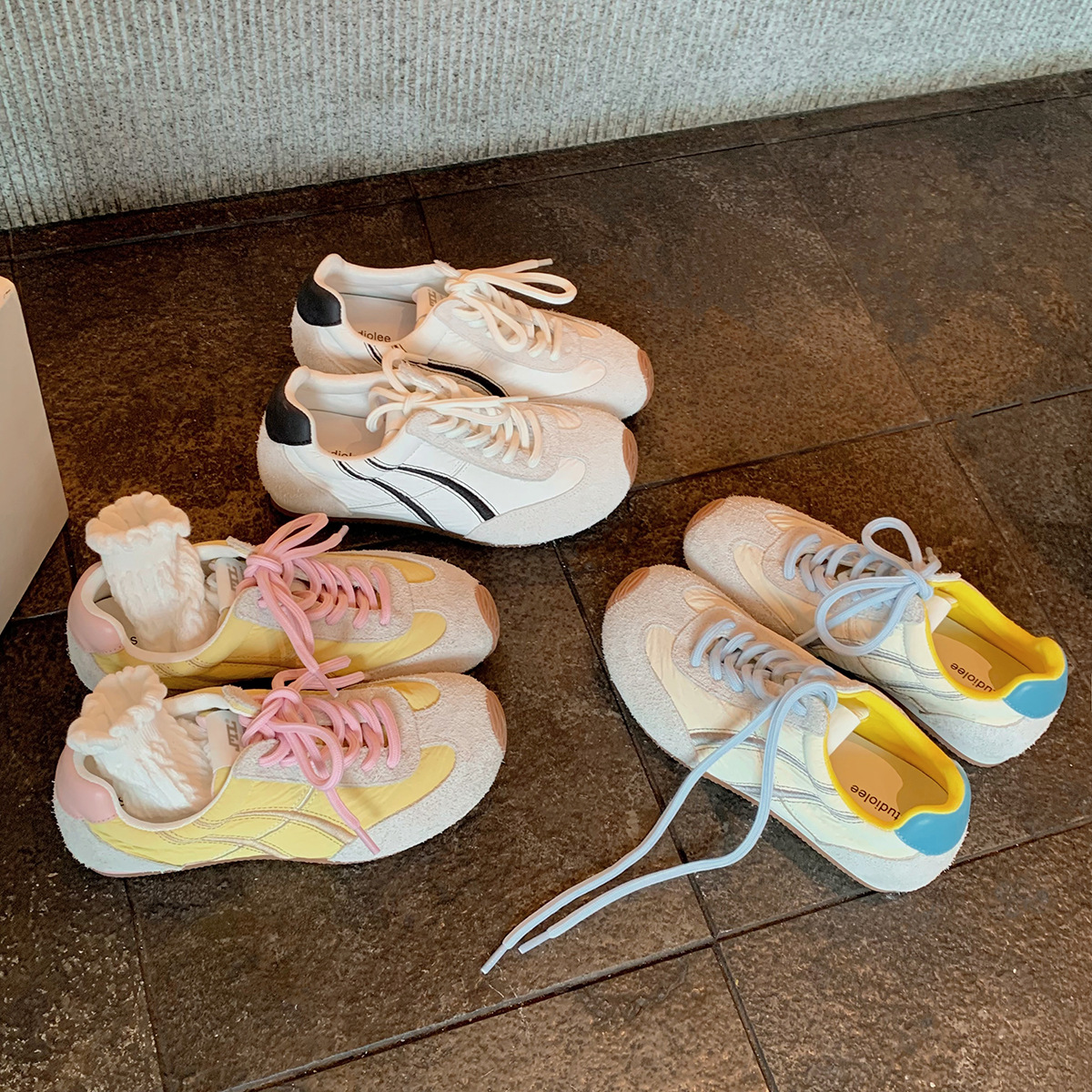 Cuero de vaca uvas madres Carlon color combinado cabeza inclinada lazos de zapatos deportivos casuales aumentan la altura de los zapatos de entrenamiento de mujeres