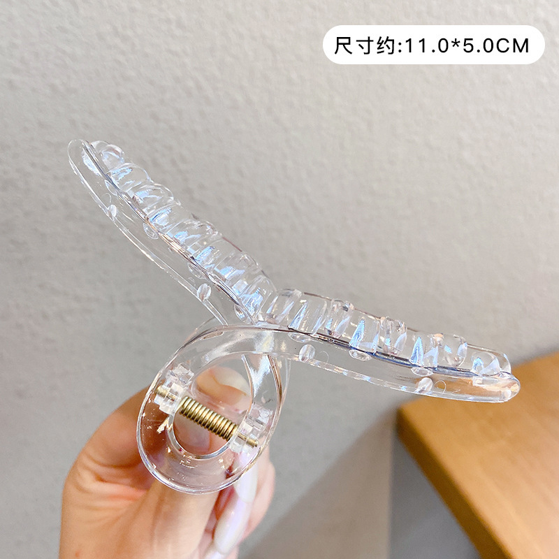 韓国の優雅な雰囲気のお風呂は髪をつかんで髪を挟みます。|undefined