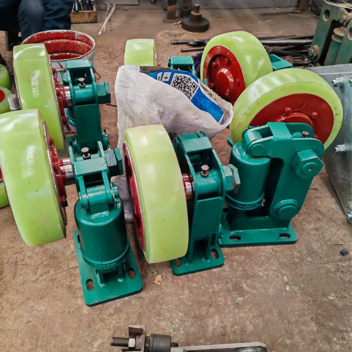 Роликовый подъемник для контейнеров с пружинным буфером и цилиндром для подъема ушей резервуара.