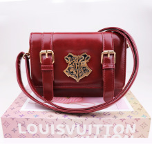 哈利波特霍格沃茨魔法学院酒红色小方包单肩斜挎金属徽章英伦女包