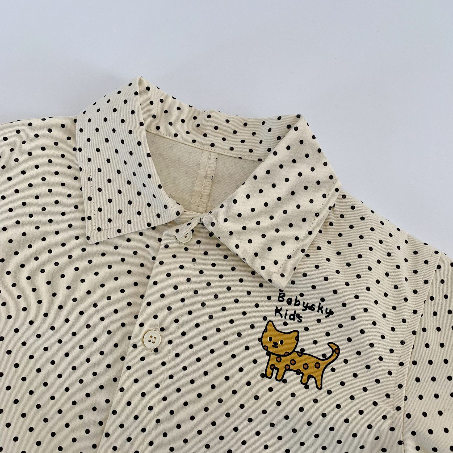 Camisa para niños Maibao 2025 primavera para niños pequeños y medianos top de solapa de lunares primavera y otoño nuevo estilo chaqueta de camisa para niños y niñas