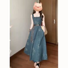 優しいレトロな刺繍デニムのワンピースです。