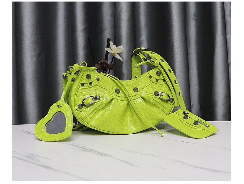 Bolso de locomotora de remache Le Cagole de alta calidad dulce y fresco chica caliente tres en uno bolso de media luna plisado de cuero bolso de axila