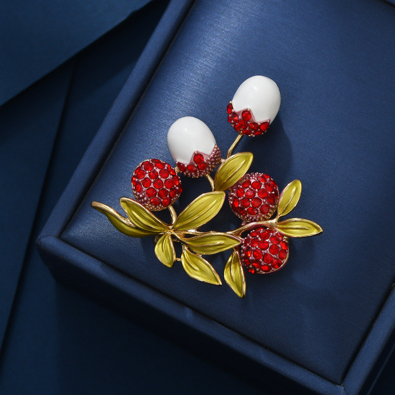 Dulce lichi broche de fruta nicho femenino de alta calidad diseño literario flores de pecho de moda temperamento broche accesorios de traje image 7