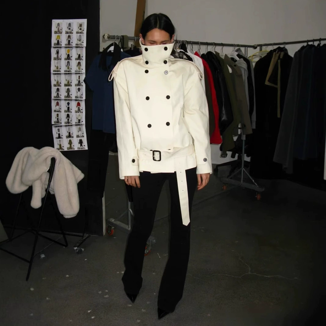 Тренч с воротником-стойкой, изогнутыми плечами, укороченным кроем, заниженной талией, свободного силуэта, классическая свободная куртка с длинными рукавами