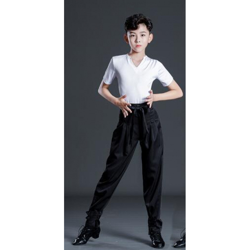 White v-neck short-sleeved top + black pants