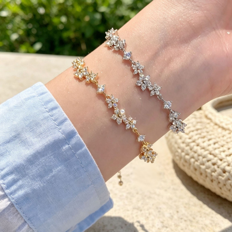 Super sparkling zircon flower pull-out bracelet for women, cherry blossom design with diamond accents, trendy and chic, sweet and versatile, high-end jewelry
