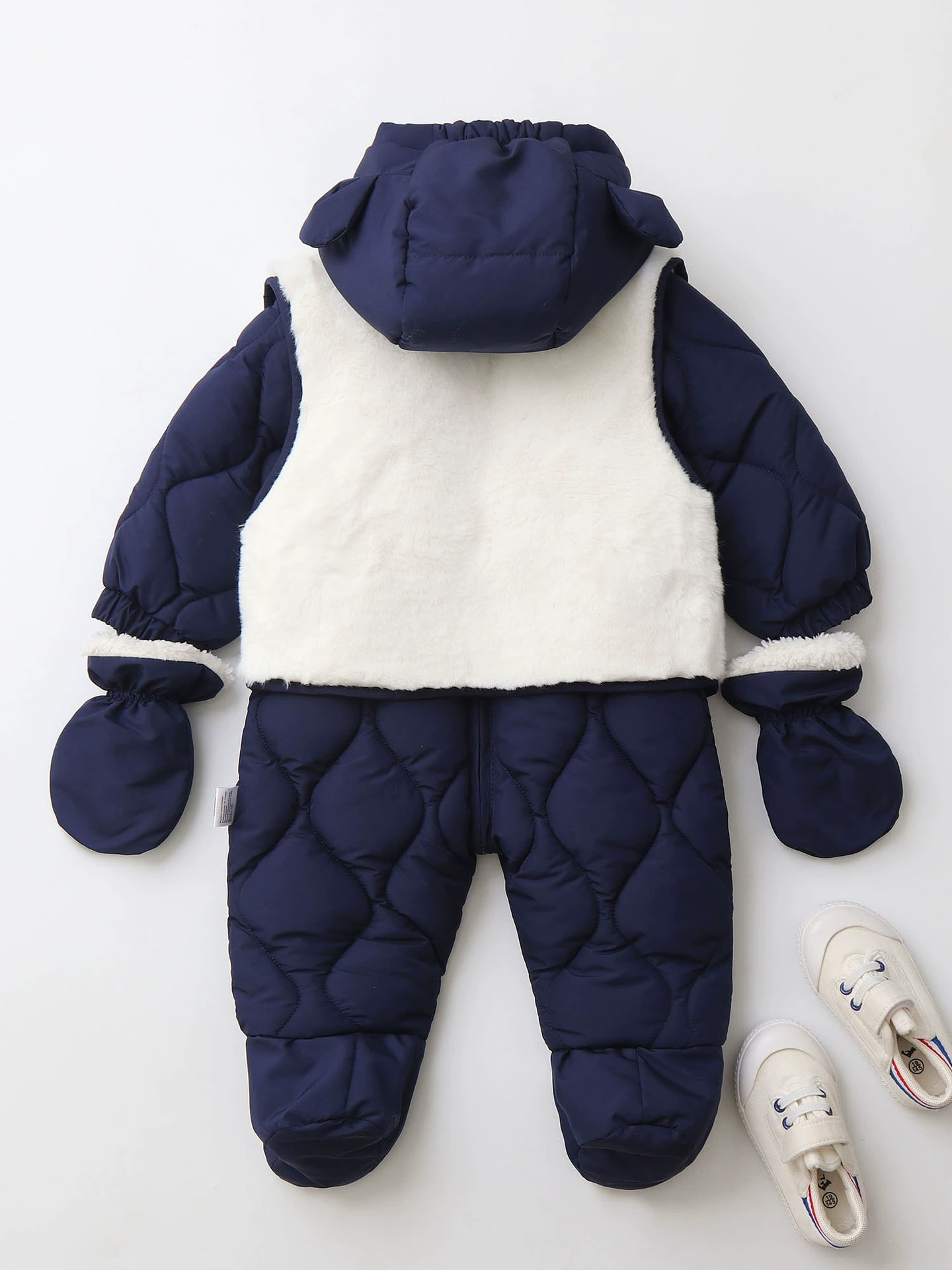 Warm children's winter set to go out