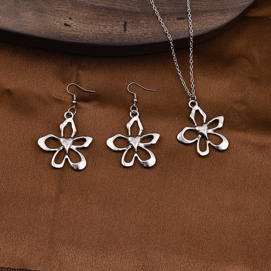 Fashionable and Elegant Flower Suit Earrings and Necklaces for Women, Retro Lazy High-End Accessible Luxury Metallic Jewelry