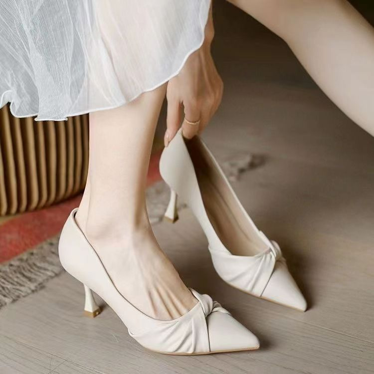 Celebridades de Internet temperamento de nicho zapatos individuales franceses profesionales con punta puntiaguda 2025 nuevos zapatos individuales simples tacones altos de cercanías mujeres