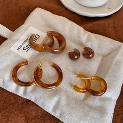 レトロ美ラード耳飾りカレー色アクリルイヤリング秋冬シンプルファッション百合小衆独特気質ピアス