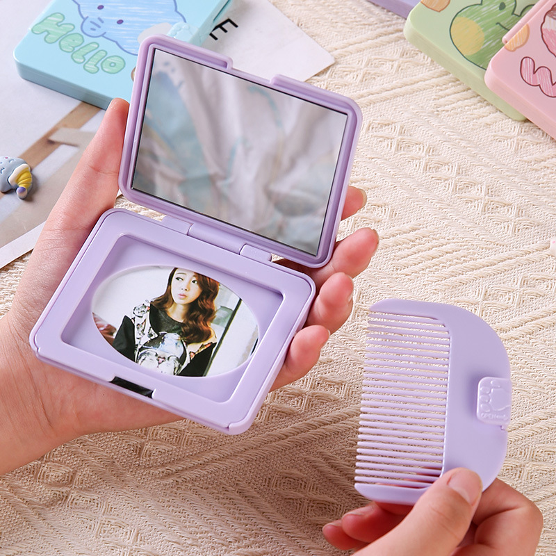 Espejo portátil de dibujos animados con juego de peine regalo creativo al por mayor estudiante mini espejo de maquillaje plegable de una pieza