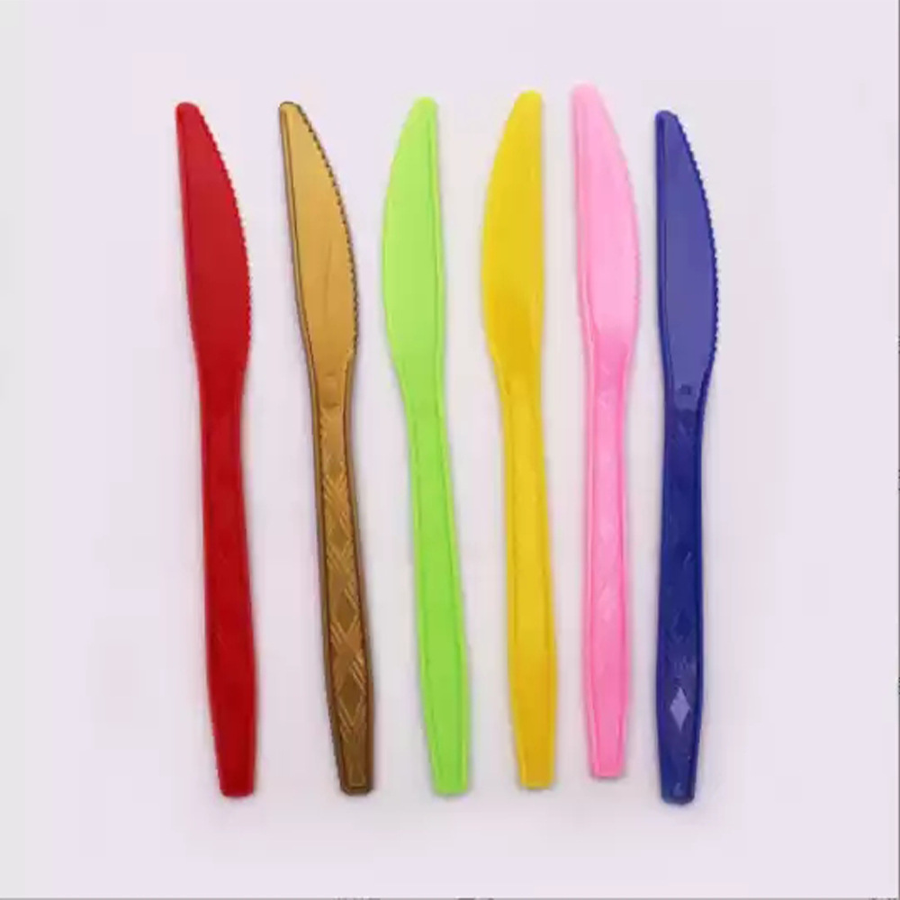 En stock al por mayor PS color desechable cuchillo de plástico y tenedor cuchara fiesta cumpleaños boda desechable cuchillo de plástico y tenedor cuchara
