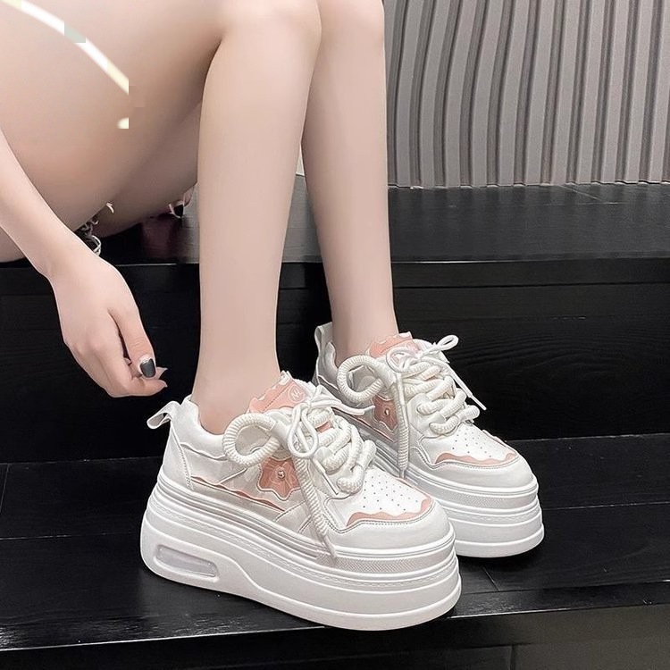 Explosión de zapatos blancos de suela gruesa para mujeres 2025 otoño nuevo pequeño aumento de altura zapatos deportivos casuales de alta sensación skate para mujeres