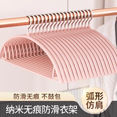 ハンガー家庭用ハンガーには肩掛けがありません。