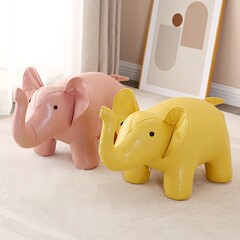動物の腰掛けの子供は腰掛けに座って靴の腰掛けを変えます。