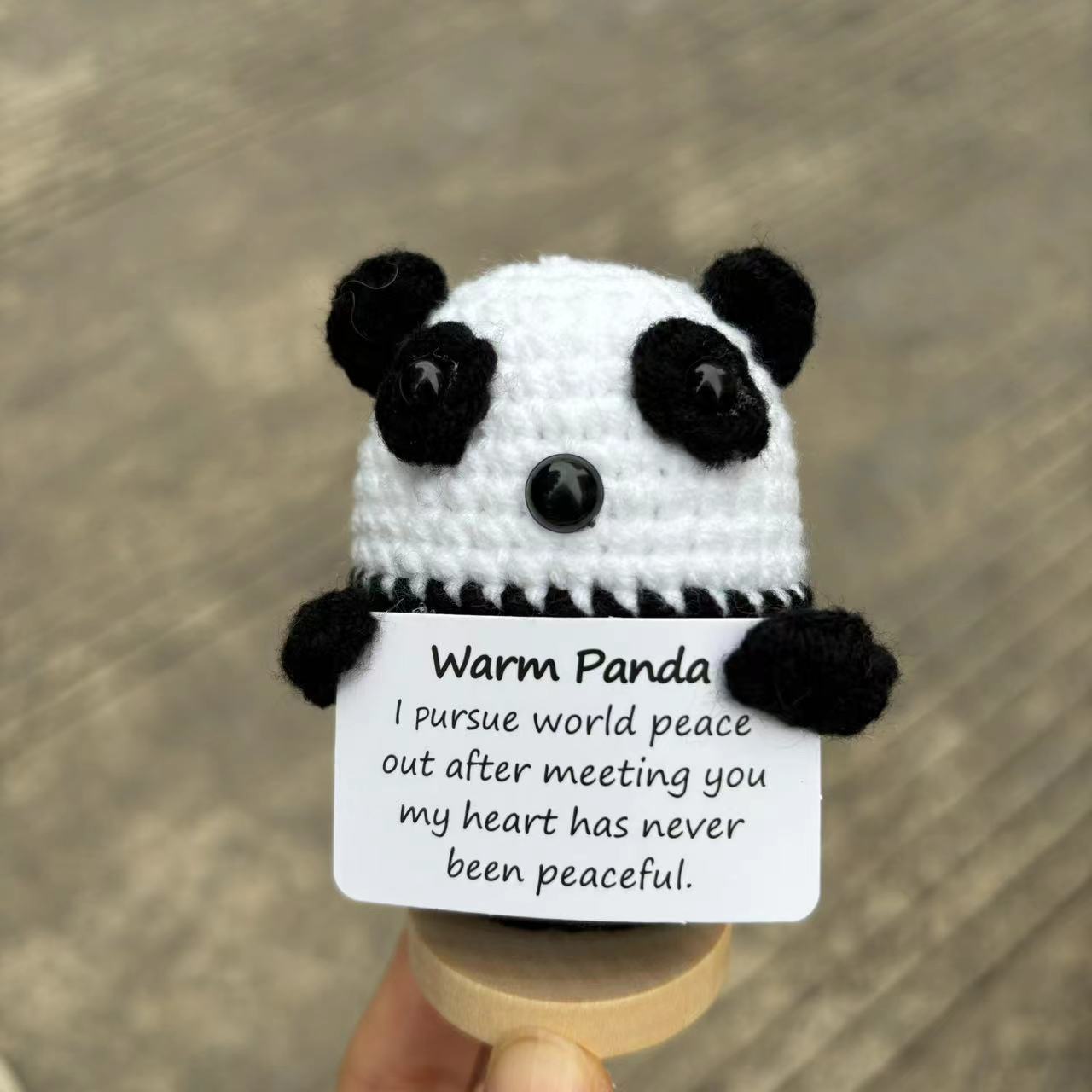 国境を越えてアマゾンの毛糸を販売している手作りのニット鉤織動物ペンギンは積極的に面白い減圧人形が座っている