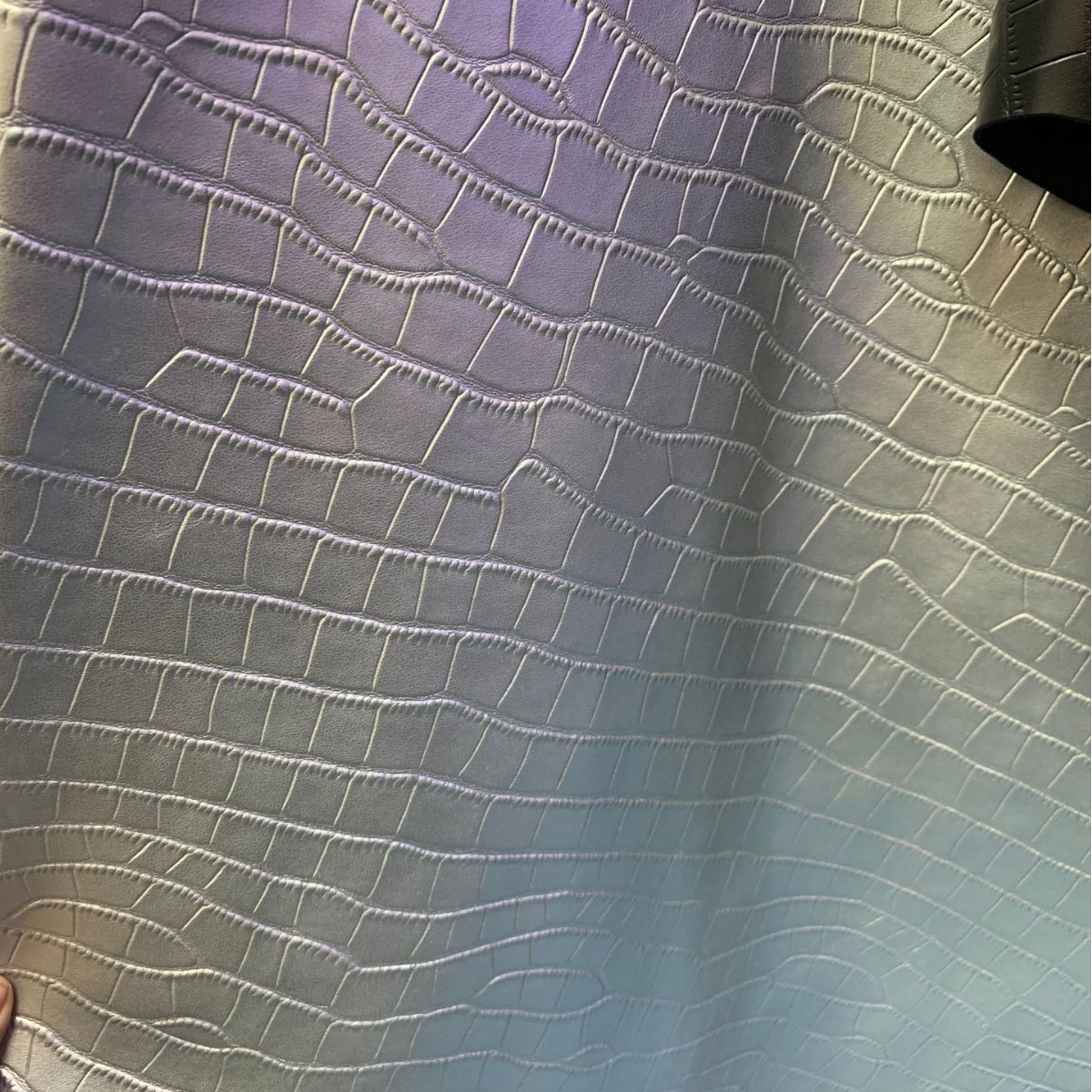 头层牛皮漆面鳄鱼纹镭射真皮