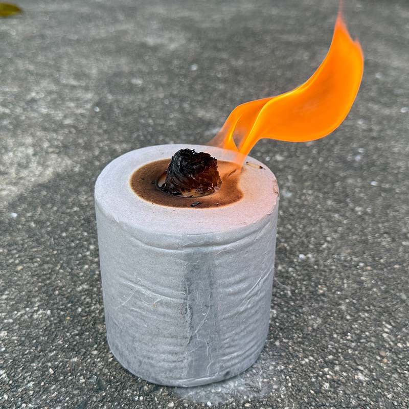 小区安全通道堆满垃圾 记者督促相关单位整改