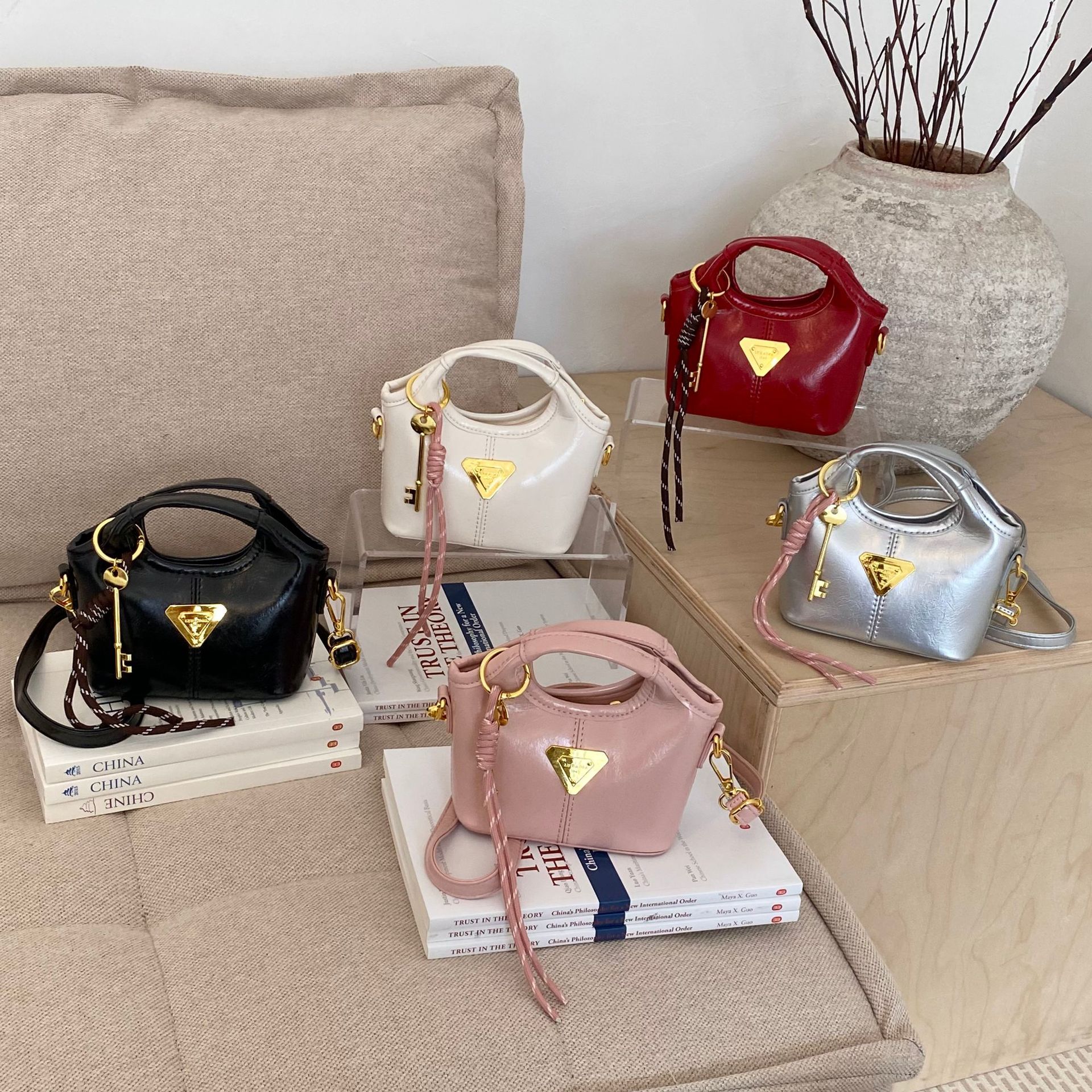 Cross-border triangular logo mini handbag for women, European and American fashion niche commuter lipstick bag, crossbody children's bag, trendy