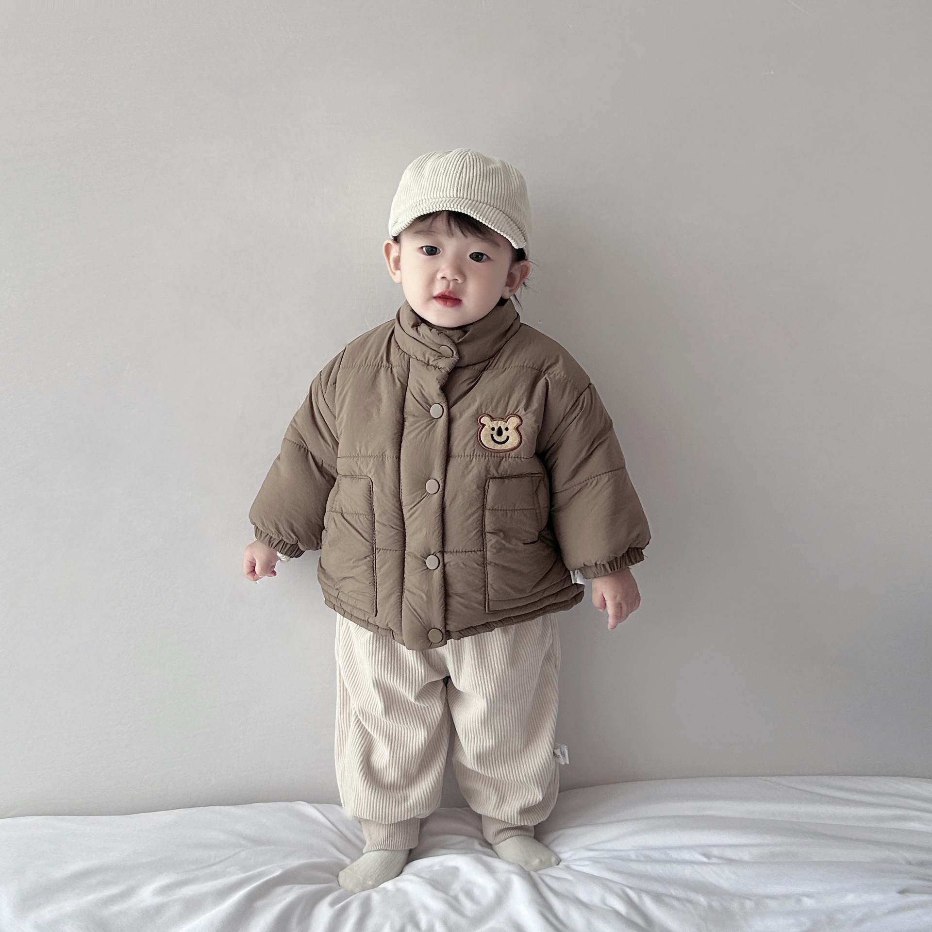 Los niños coreanos de moda Fan niños de collar de algodón de terciopelo ropa de algodón femenina letras de invierno abrigo caliente