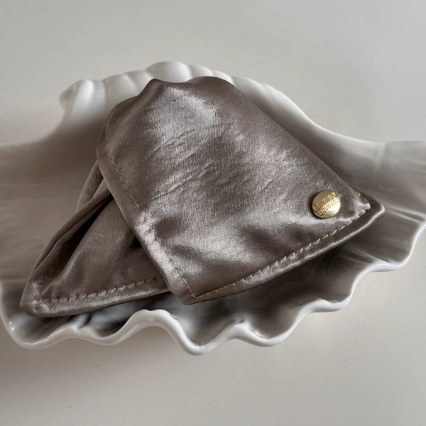 Glazed satin triangle grab-Kaqi