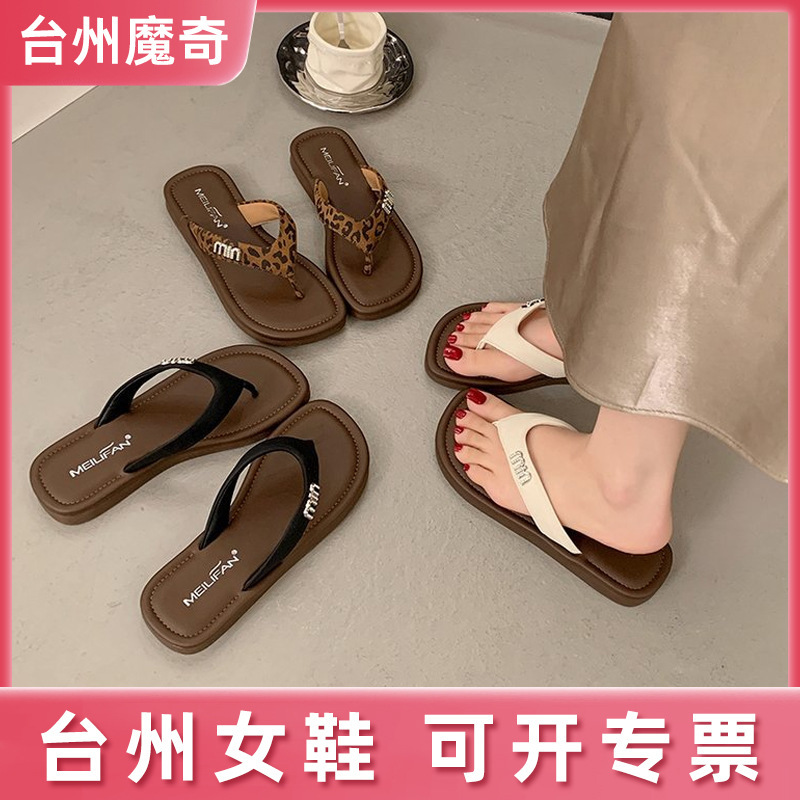 Fashionable and Simple Flip-Flops for Women, 2026 Summer New Style, Stylish Leopard Print Slippers for Beach Vacation Fashionable and Simple Flip-Flops for Women, 2026 Summer New Style, Stylish Leopard Print Slippers for Beach Vacation