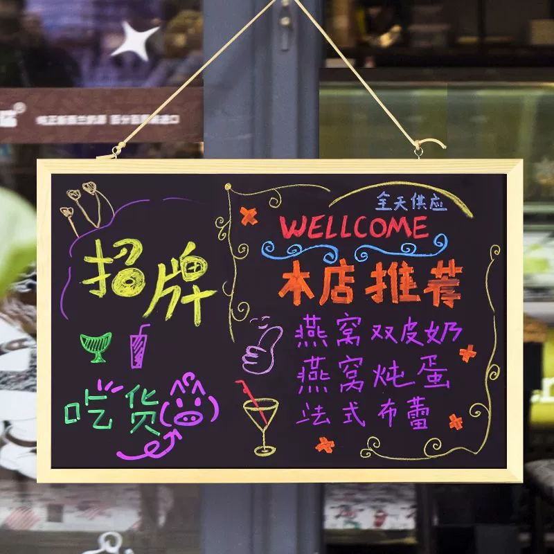 Небольшой магазин досок для висящих коммерческих рукописных рекламных щитов