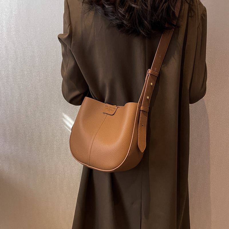 2024 New Large Capacity One Shoulder Bucket Bag Casual Simple Crossbody Bag Personalized Versatile Commuter Women's Bag_voghion.com