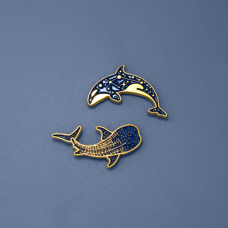 Broche en alliage représentant une baleine et un dauphin, un animal de dessin animé créatif, avec un badge et des accessoires mignons et originaux. Disponible en gros._voghion.com