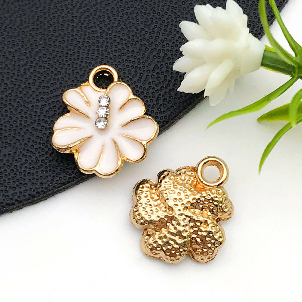 Colgantes de aleación con margarita y flor de cerezo esmaltadas