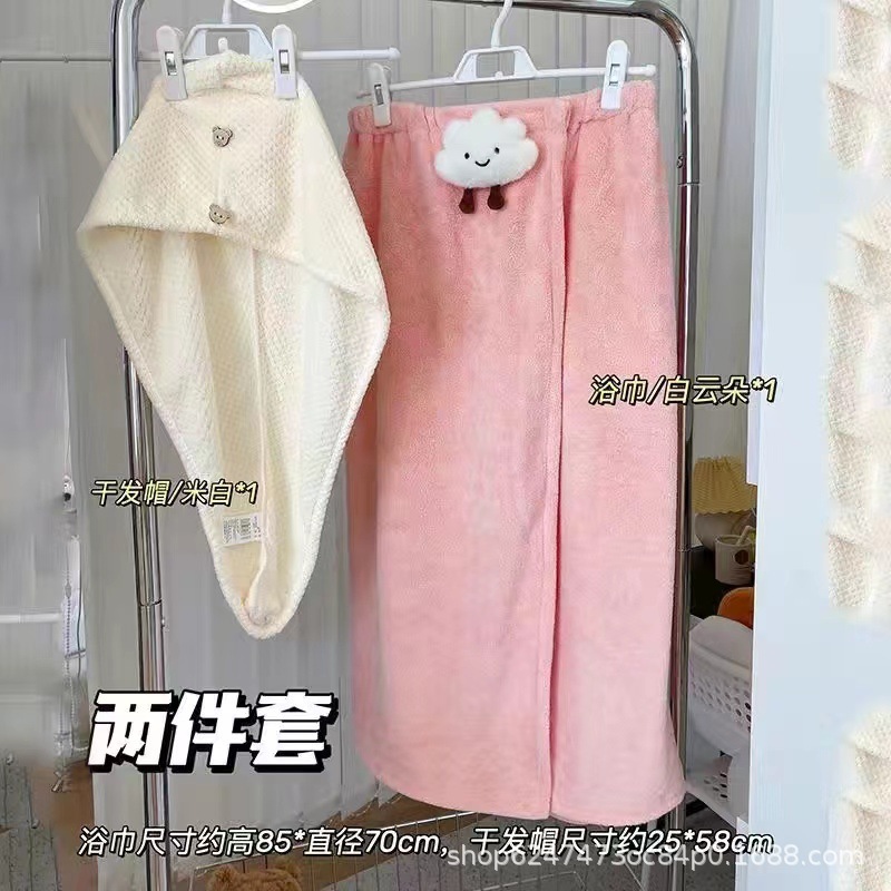 お風呂のスカートのバスタオルの髪の帽子の女性は家庭用のお風呂を包むことができます。|undefined